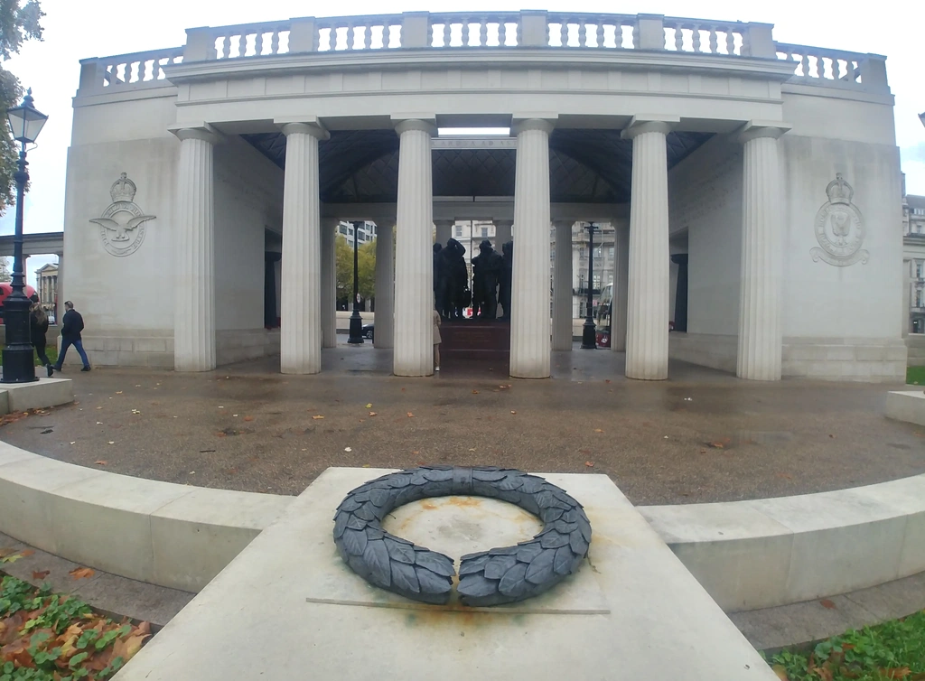 londyn-turysta-bomber-commando-memorial-front-1