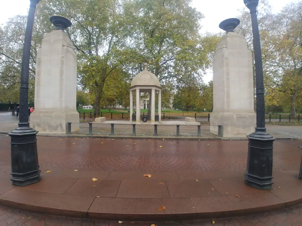 londyn-turysta-atrakcje-pomnik-memorial-gates (3)