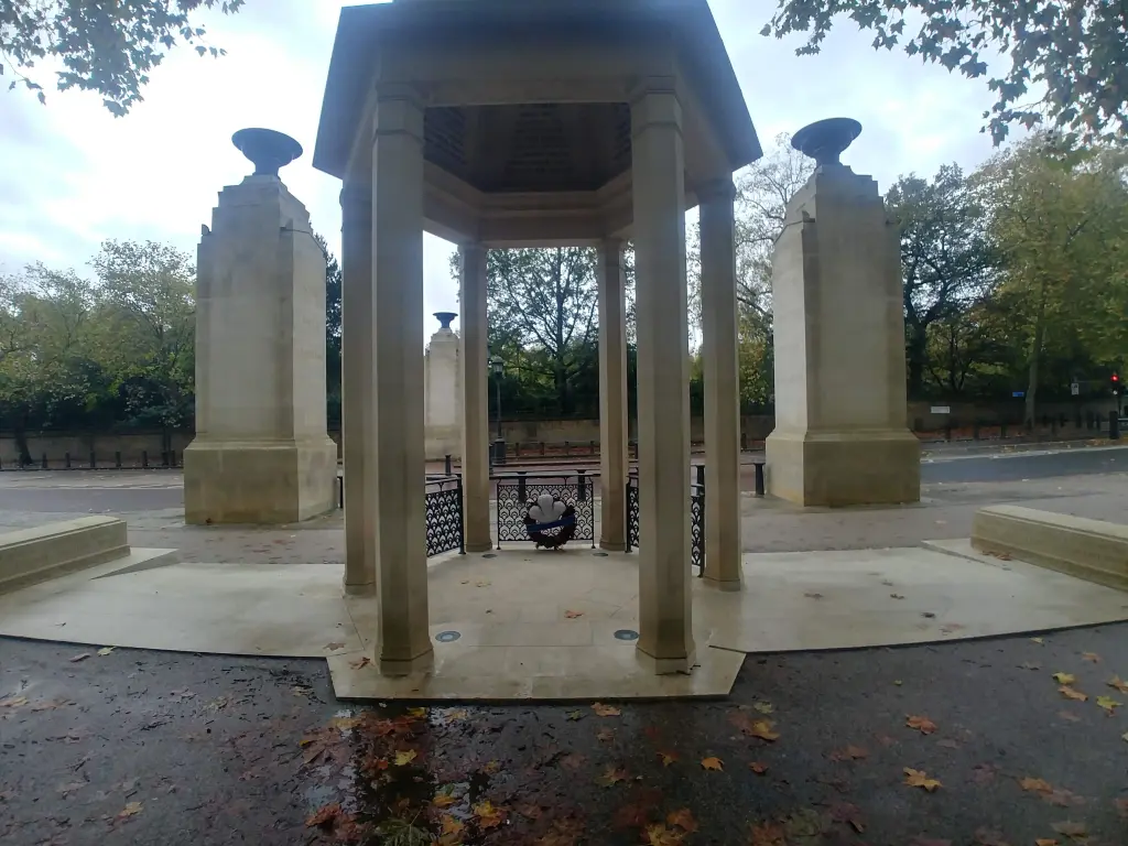 londyn-turysta-atrakcje-pomnik-memorial-gates (4)