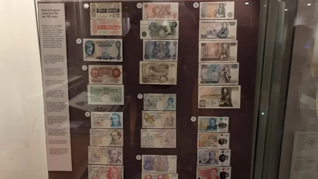 londyn-turysta-bank-of-england-banknoty