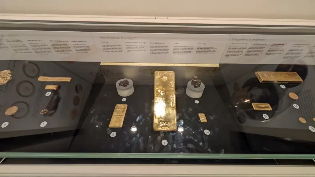 londyn-turysta-bank-of-england-gold-05