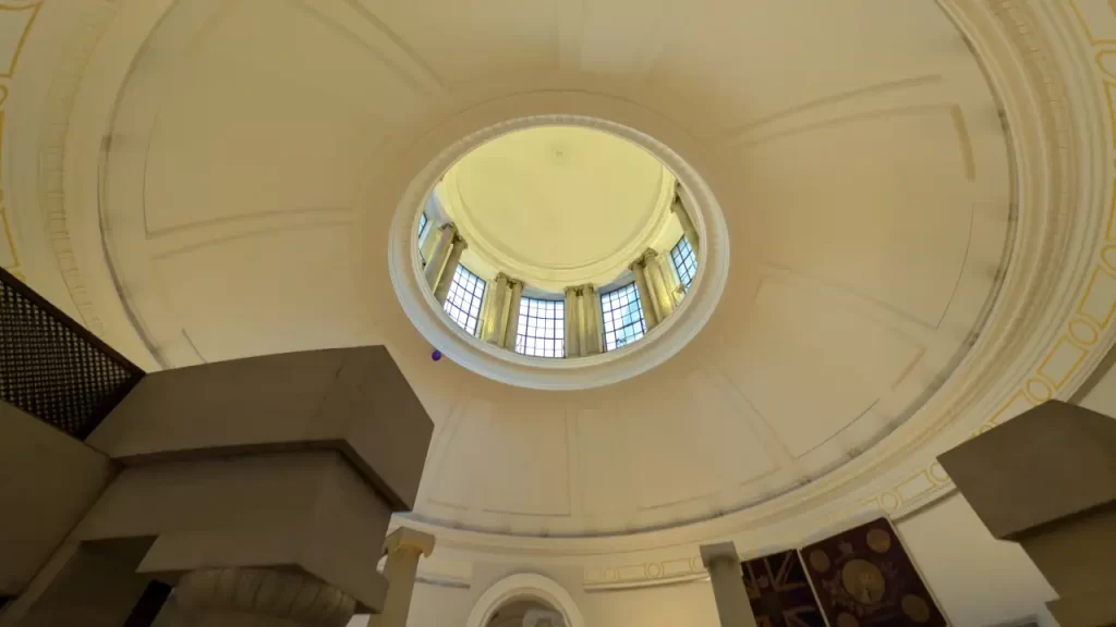 londyn-turysta-bank-of-england-sufit