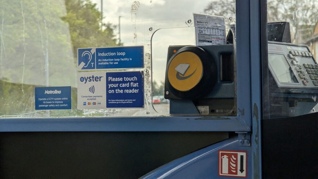 londyn-turysta-komunikacja-publiczna-bus-czytnik