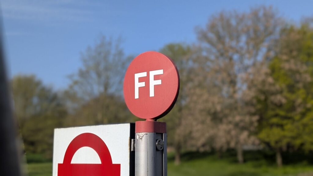 londyn-turysta-komunikacja-publiczna-bus-stop-f