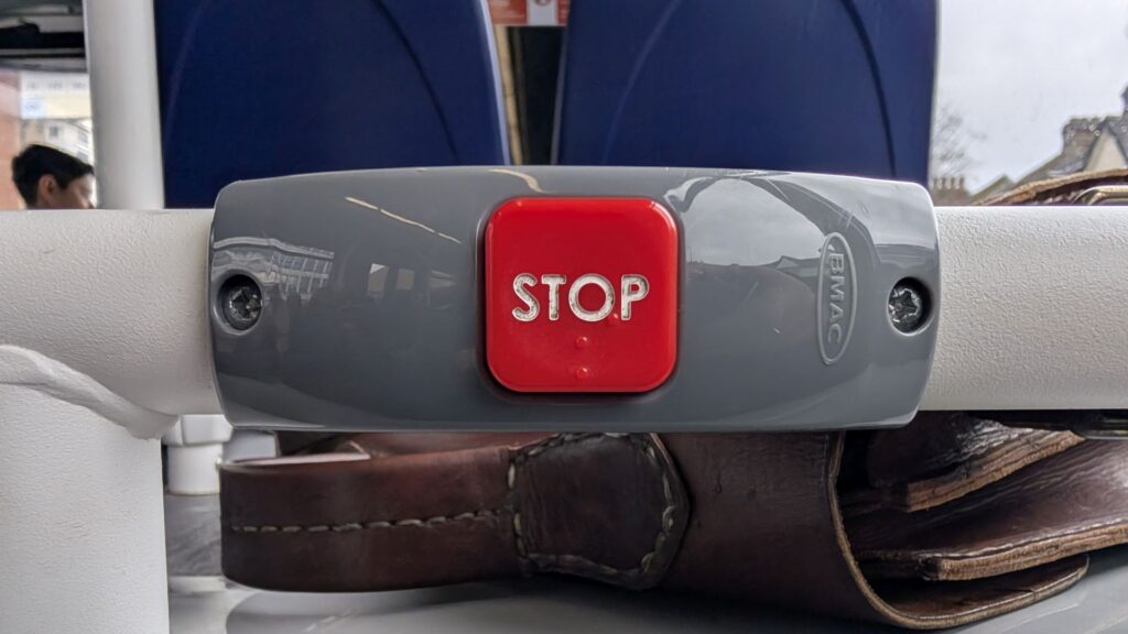 londyn-turysta-komunikacja-publiczna-stop-button